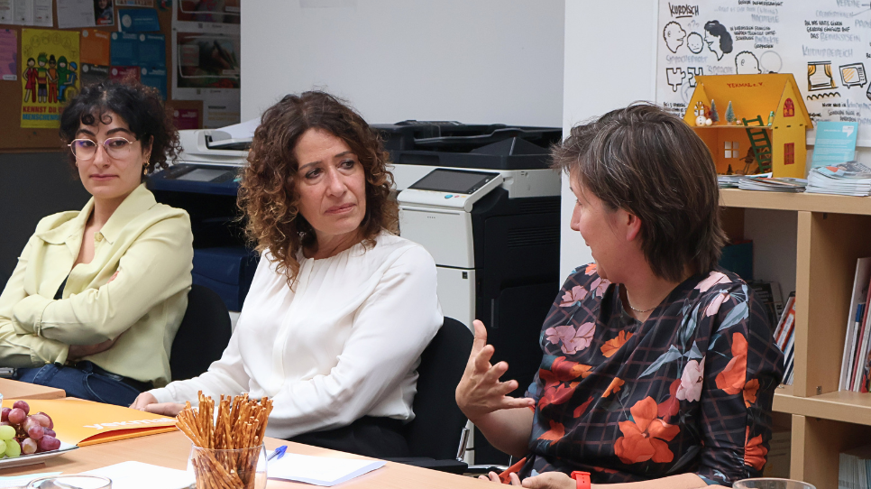 Kurdische Perspektiven Yekmal im Gespr&auml;ch mit Bettina Jarasch (B90die Gr&uuml;nen) (3).png